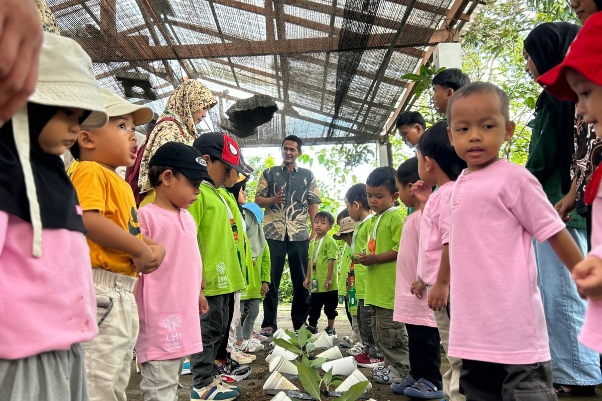 Anak KB IT LHI mengenal tanaman ciptaan Allah saat outing class